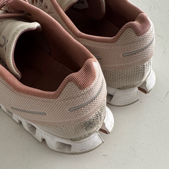 On Running Women's Athletic Shoes - Picture 4 of 8